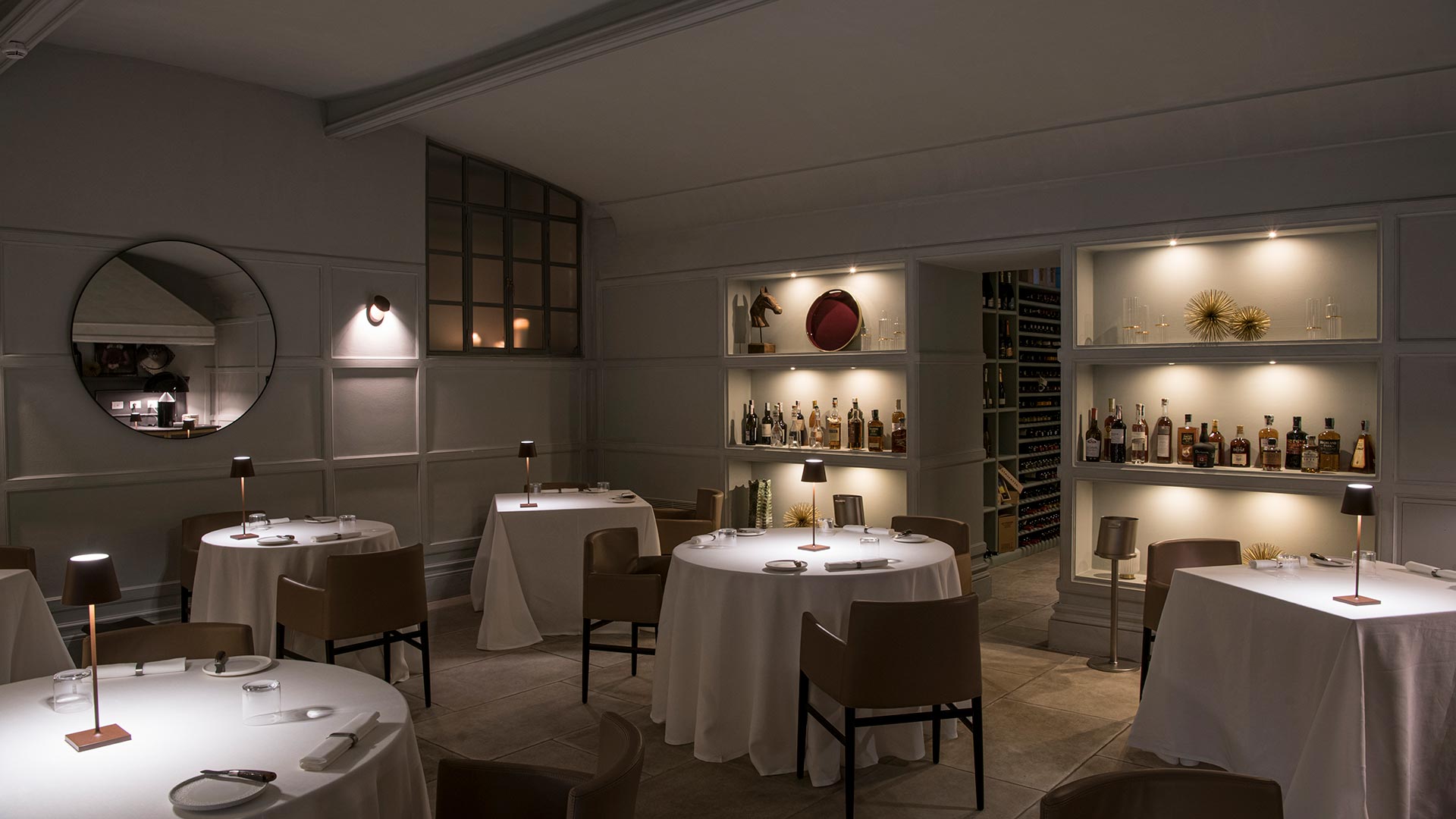 the suggestive atmosphere of the mimesi restaurant