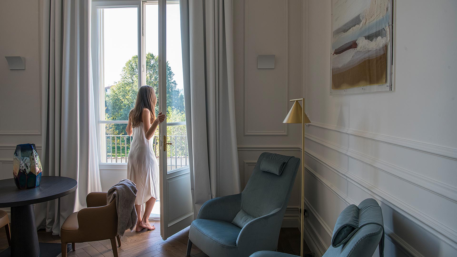 girl overlooks the terrace in dimora Palanca